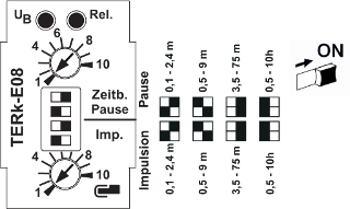 983028